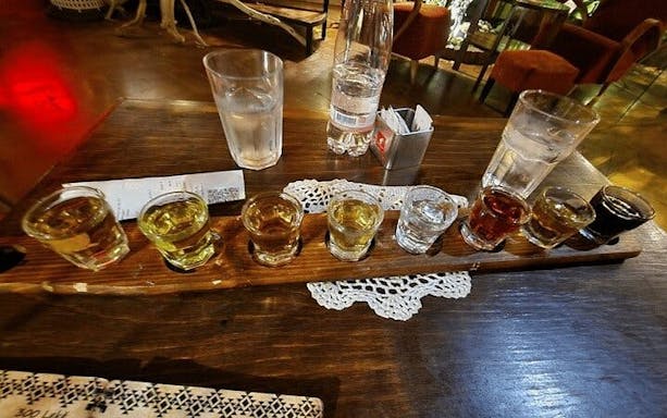 raki-smaking i tirana med tilhørende albanske meze, ledet av en raki-ekspert-4