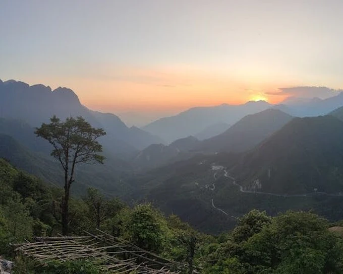 Sa Pa Group Tour of Cat Cat Village, Silver Waterfall, Love Waterfall, and Lonely Tree with Local Meal and Bottled Water (Product 54191)