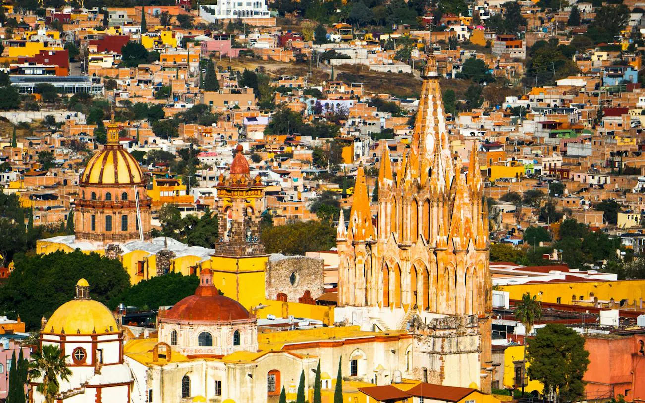 San Miguel de Allende skyline with Parroquia de San Miguel Arcángel and surrounding historic buildings.