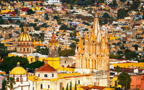 San Miguel de Allende skyline with Parroquia de San Miguel Arcángel and surrounding historic buildings.