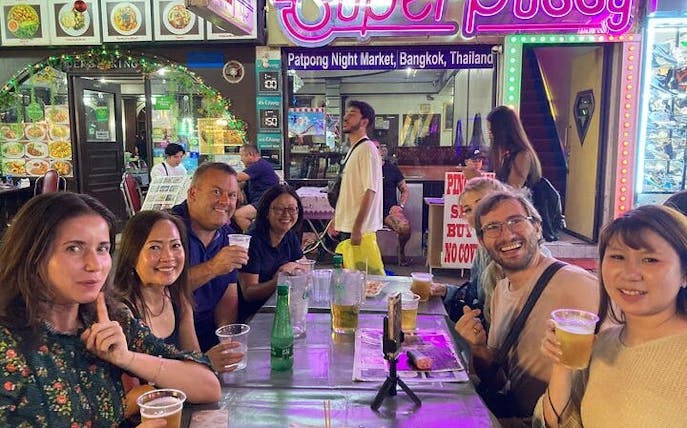 bangkok night food tour mit getränken und kulinarischen genüssen, einschließlich besuch eines nachtmarkts und einer versteckten bar-1