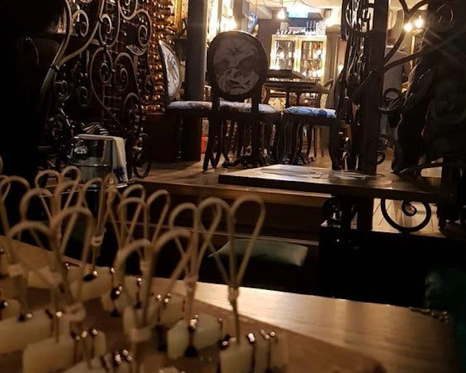 London Cheese Tasting Guided Walking Tour with Cheese Samples and Wine