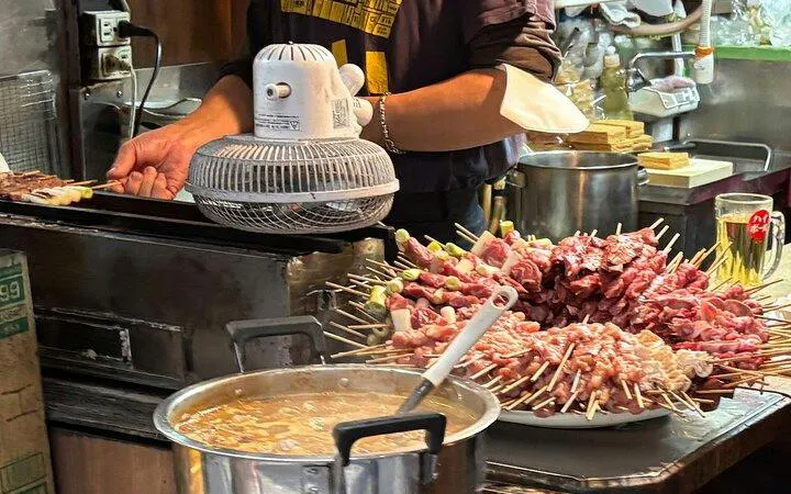 Shinjuku Food Tour: 15 Dishes and 2 Drinks at 4 Local Eateries Guided by a Local Expert (Product 56577)