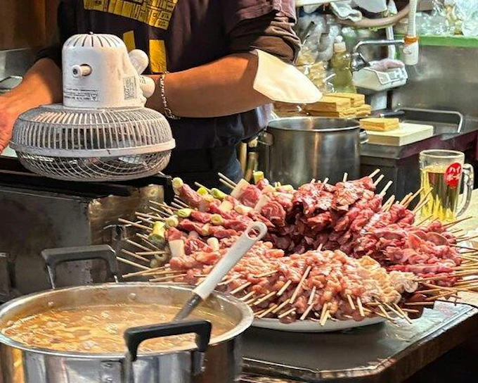 Shinjuku Food Tour: 15 Dishes and 2 Drinks at 4 Local Eateries Guided by a Local Expert (Product 56577)