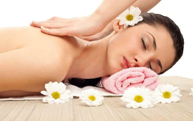 Turkish bath massage with flowers and towel in Hurghada spa.