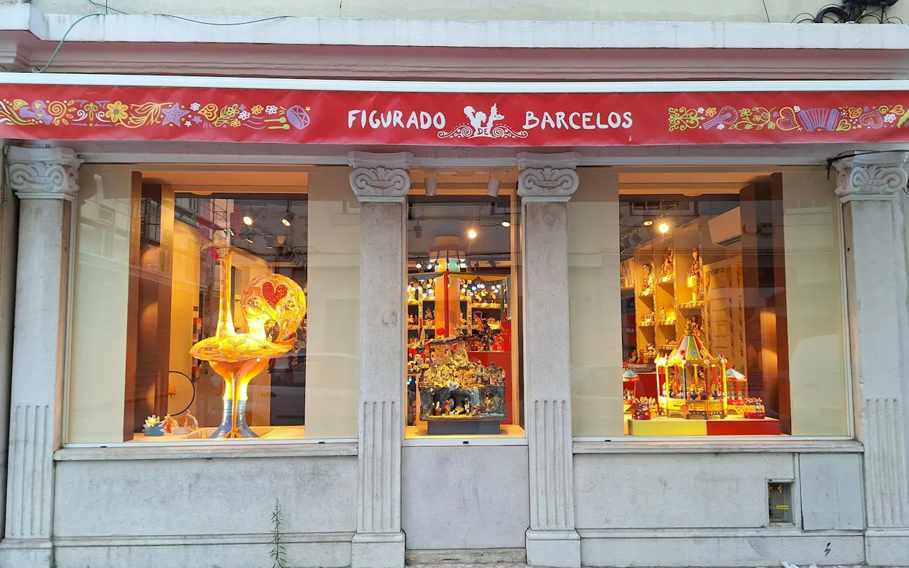 Storefront of Figurado de Barcelos with colorful ceramics, Lisbon Baixa and Chiado walking tour.