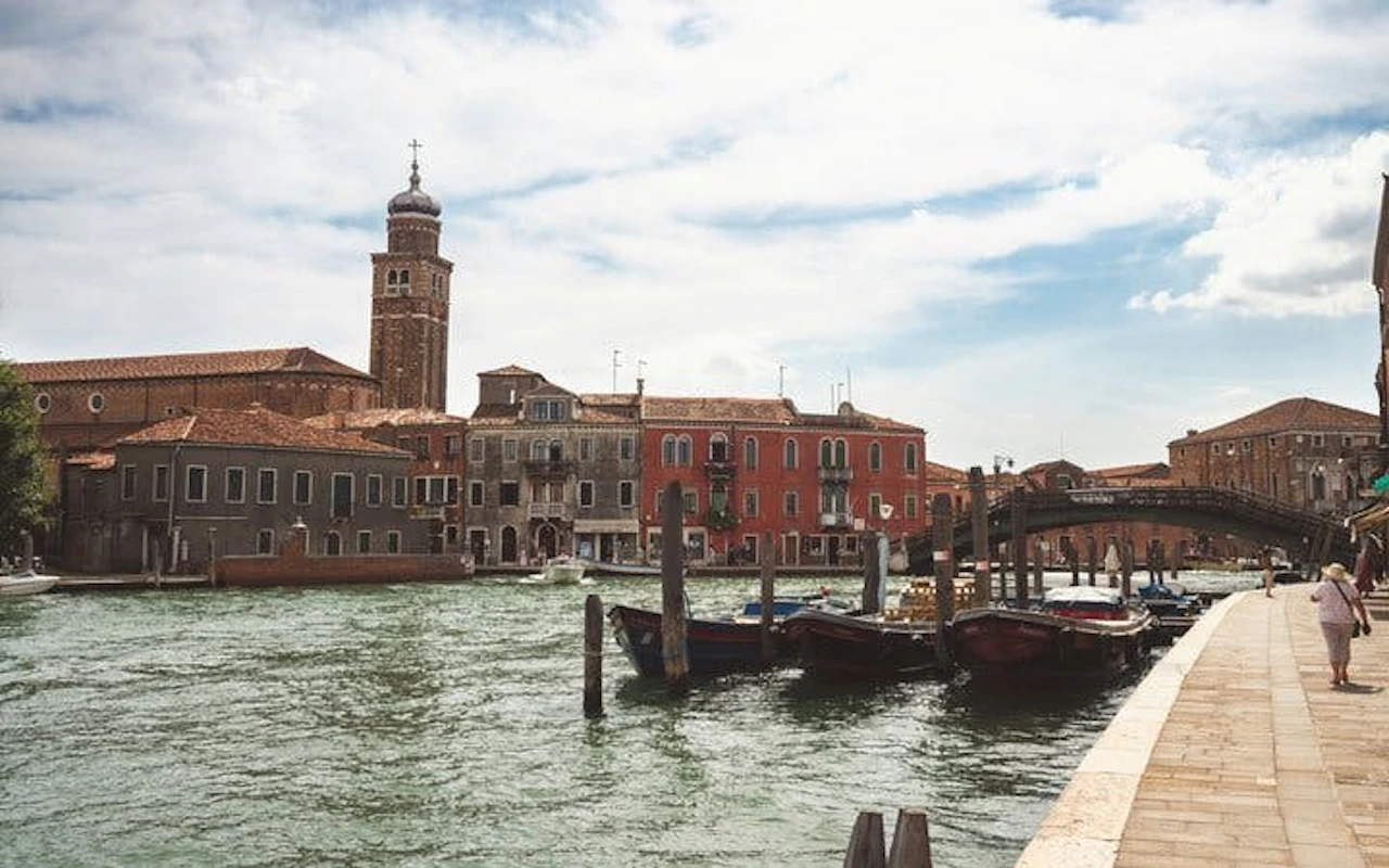 Murano Glass Factory Tour with Round-Trip Water Taxi and Live Glassblowing Demonstration