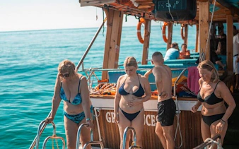 alanya'da öğle yemeği ve ücretsiz alkolsüz i̇çecekler dahil dinlendirici tekne turu-5