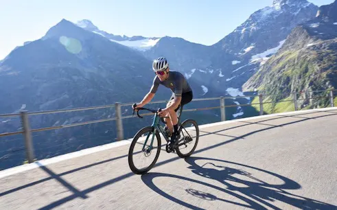 el col des aravis en bici: tour de medio día por el tour de francia con guía-1
