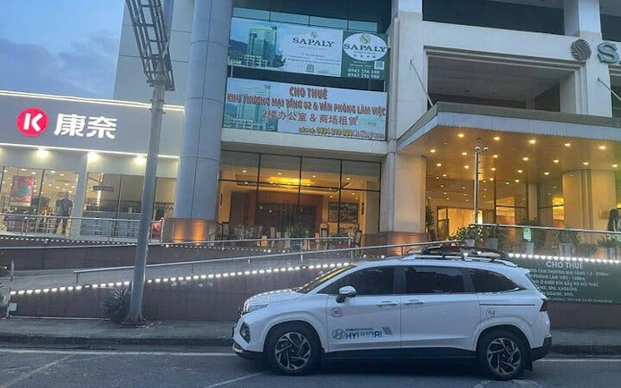 Private car parked outside a shopping center, available for full-day rental with driver and flexible itinerary.