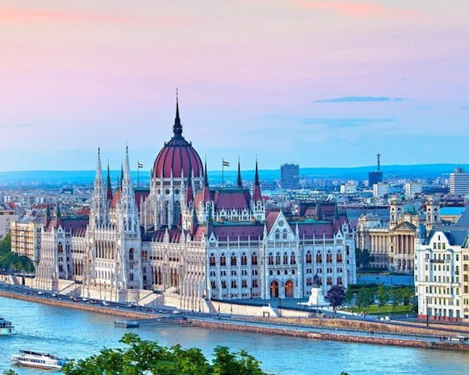 Budapest Self-Guided Walking Tour on Mobile App