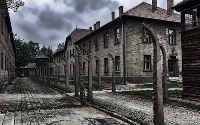 Krakow: Auschwitz-Birkenau Shared English Tour and Transfer