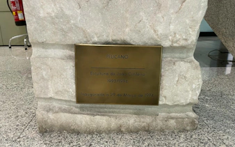 Plaque of Pelicano sculpture by João Cutileiro, Lisbon Baixa and Chiado tour.