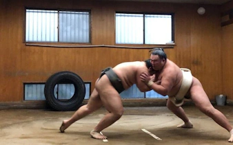 tur på sumo-morgenøvelsen i tokyo med plass ved ringen + fotomulighet-9