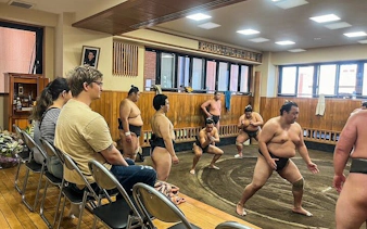 tur på sumo-morgenøvelsen i tokyo med plass ved ringen + fotomulighet-6