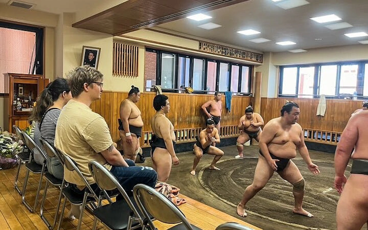Visite guidée de l'entraînement matinal de sumo à Tokyo avec place au bord du ring + séance photo — 6