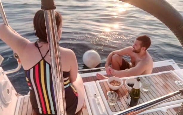 1h refreshing sailing tour in barcelona with open bar & tapas-5