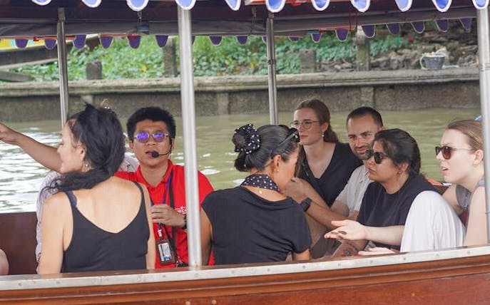 giro in barca sui canali di bangkok e visita al villaggio degli artisti con una barca elettrica-1