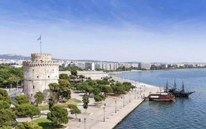 White Tower and promenade along the waterfront in Thessaloniki, Greece.