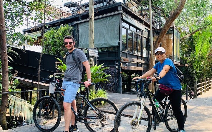 tour guiado de bicicleta por bang krachao, em bangcoc, com almoço típico e bebida em um café-3