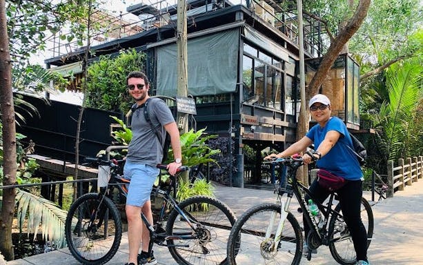 tour guiado de bicicleta por bang krachao, em bangcoc, com almoço típico e bebida em um café-3