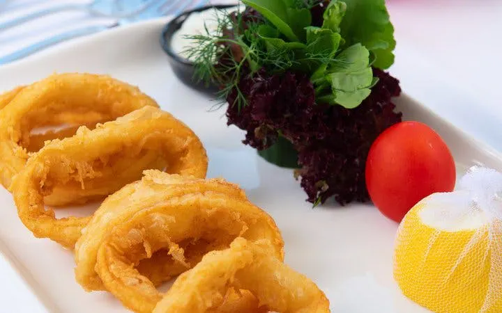 middagsopplevelse ved sjøen i alanya på en strandrestaurant-9