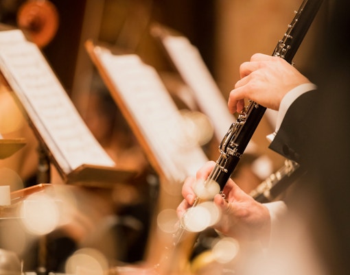 Musician playing classical music in avila.