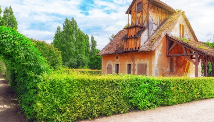 https://cdn-imgix.headout.com/microbrands-content-image/image/1e78901dba7b3256f9b36e81fe9b31f1-Palace%20of%20Versailles%20-%20Marie%20Antoinette%E2%80%99s%20Estate.jpg