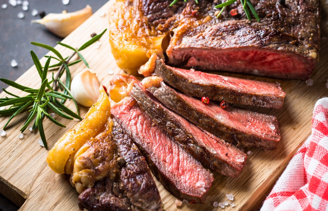 Tranches de viande rouge sur une planche