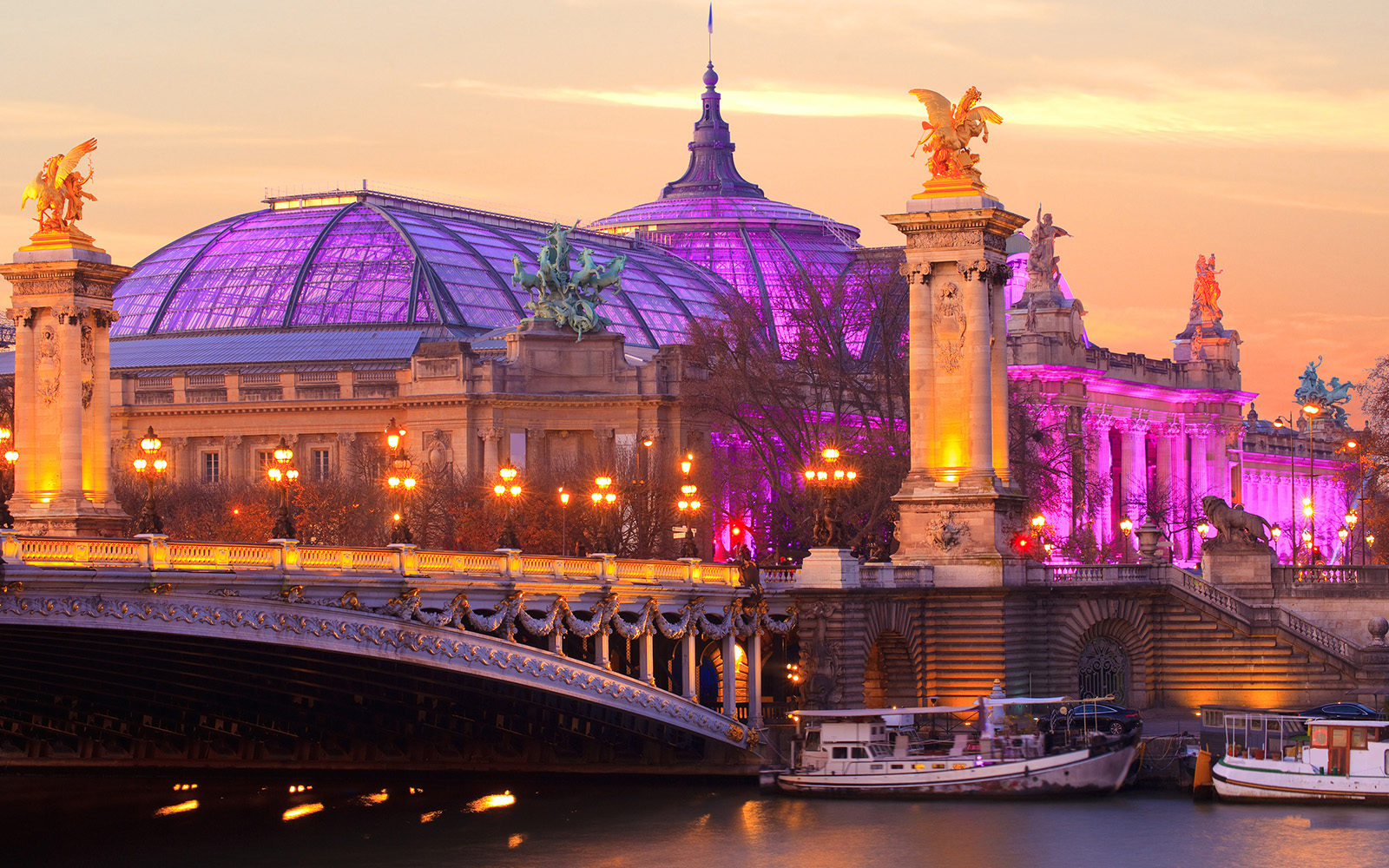 Bateaux Mouches - Paris Boat Tours.