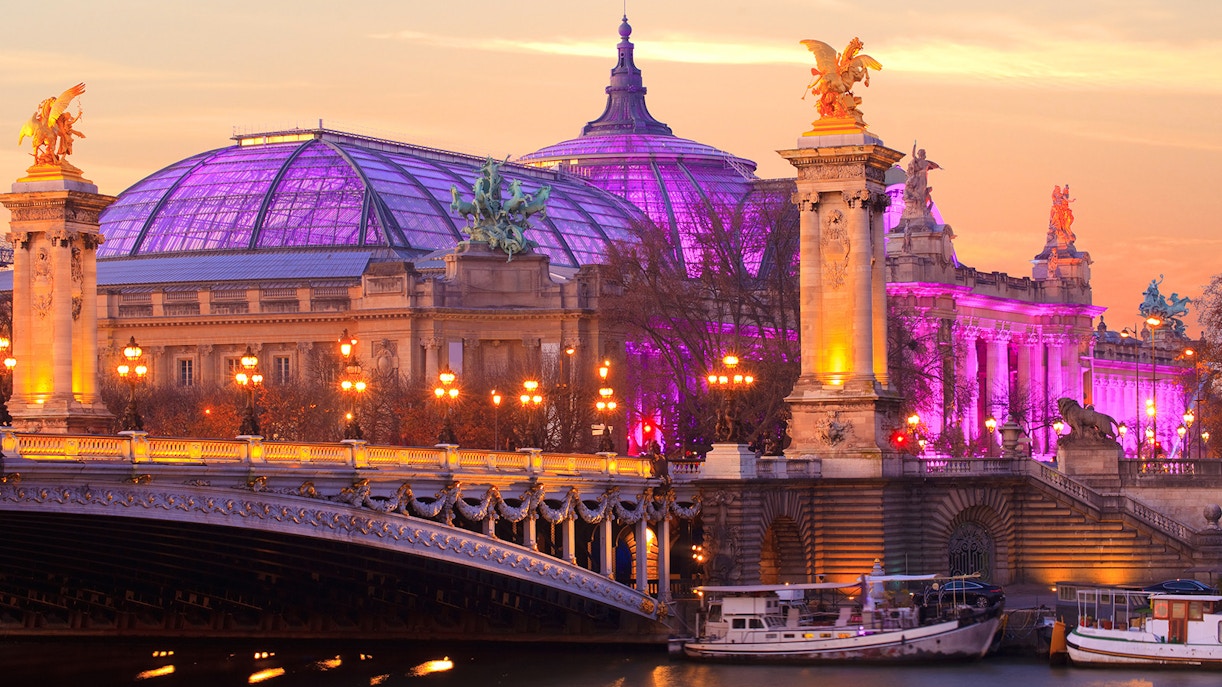 Bateaux Mouches - Paris Boat Tours.