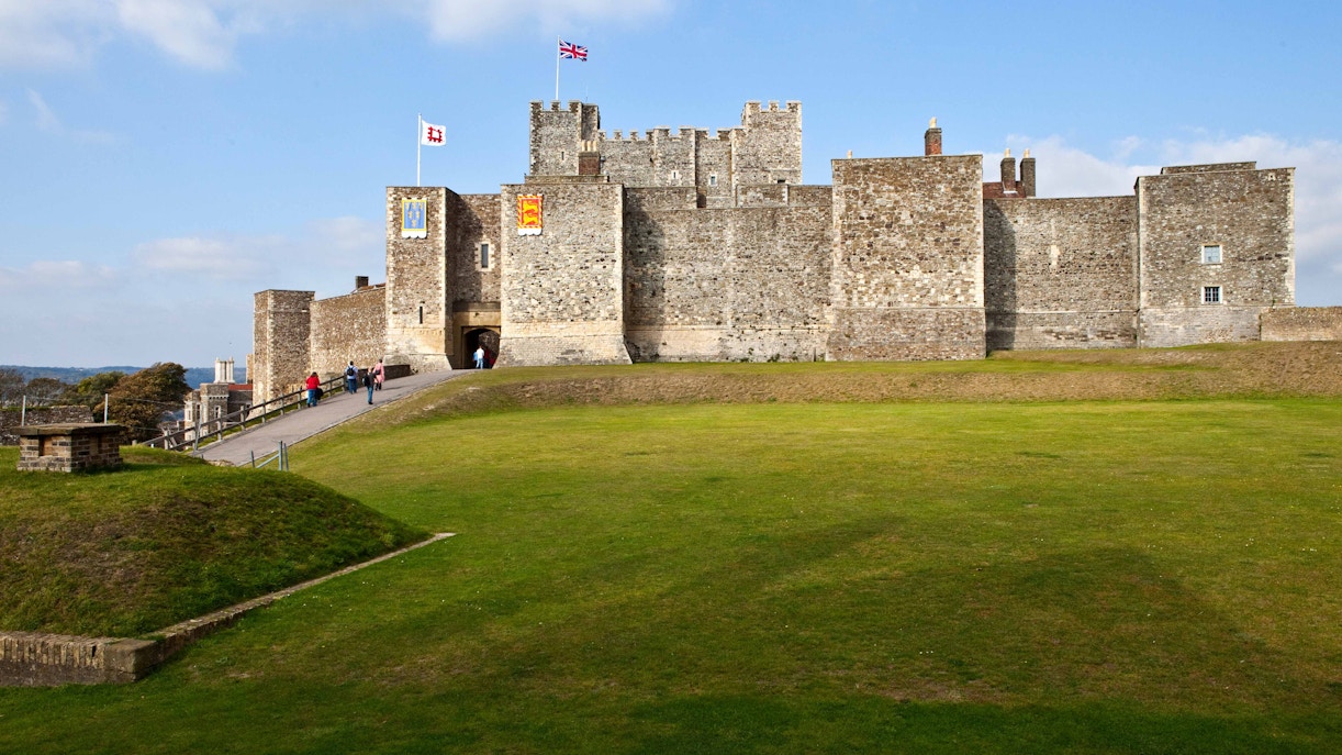 https://cdn-imgix.headout.com/microbrands-content-image/image/3b41c1bbee12539d6a24899a40b4abd6-Book%20Dover%20Castle%20Tickets.jpg