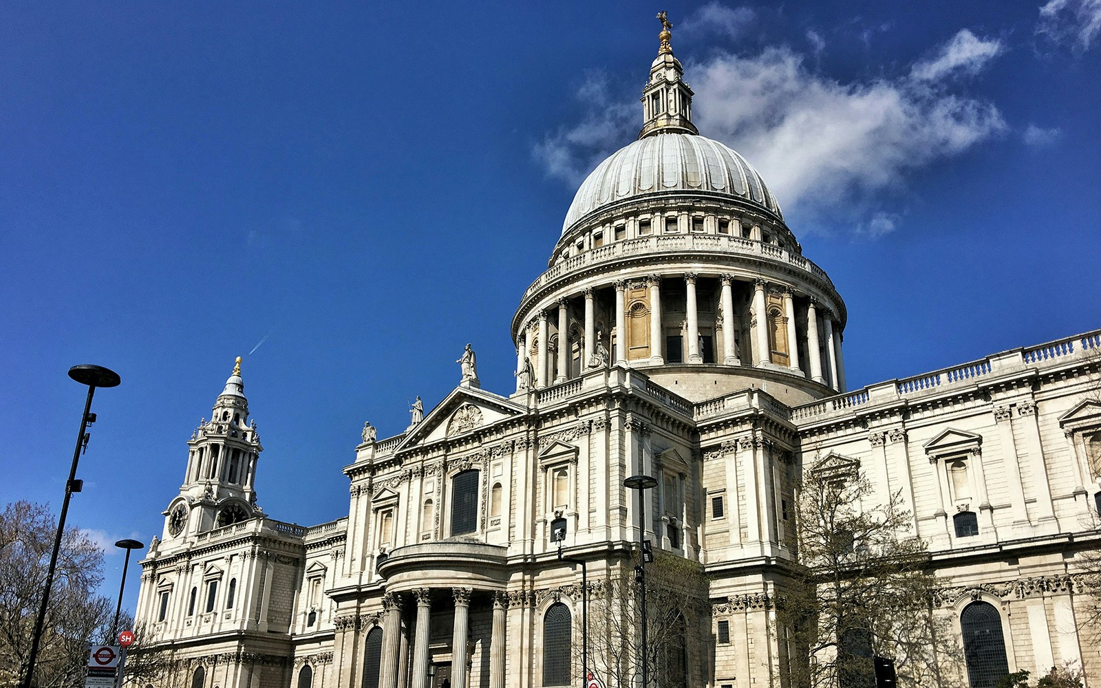 La cathédrale Saint-Paul de Londres avec son dôme emblématique et le paysage urbain environnant.