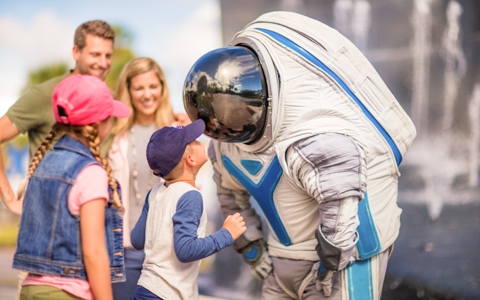 Familie spricht mit Astronaut im Kennedy Space Center