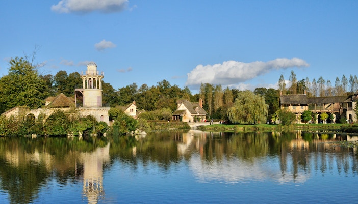 https://cdn-imgix.headout.com/microbrands-content-image/image/7518d57f9755f52a79f4a65ac96f6b7e-Versailles%20palace%20-%20The%20Grand%20Trianon.jpg
