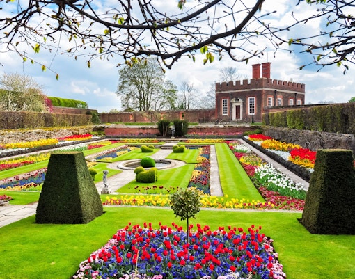 Hampton court palace