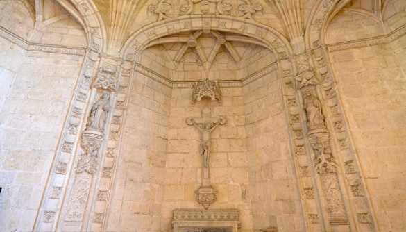 Discover the Beauty Inside Jerónimos Monastery