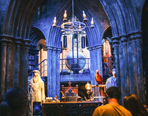 Dumbledore's study at Harry Potter Studio, featuring books and magical artifacts.