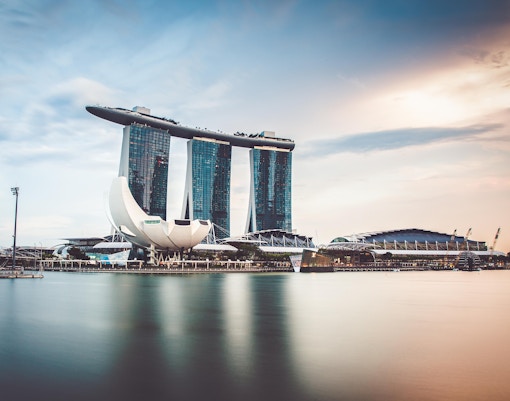 Nei pressi dell’ArtScience Museum a Marina Bay
