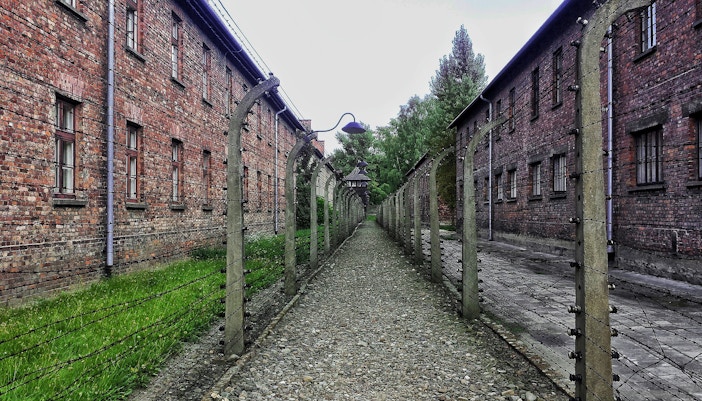 Auschwitz Entrance - auschwitz birkenau opening hours