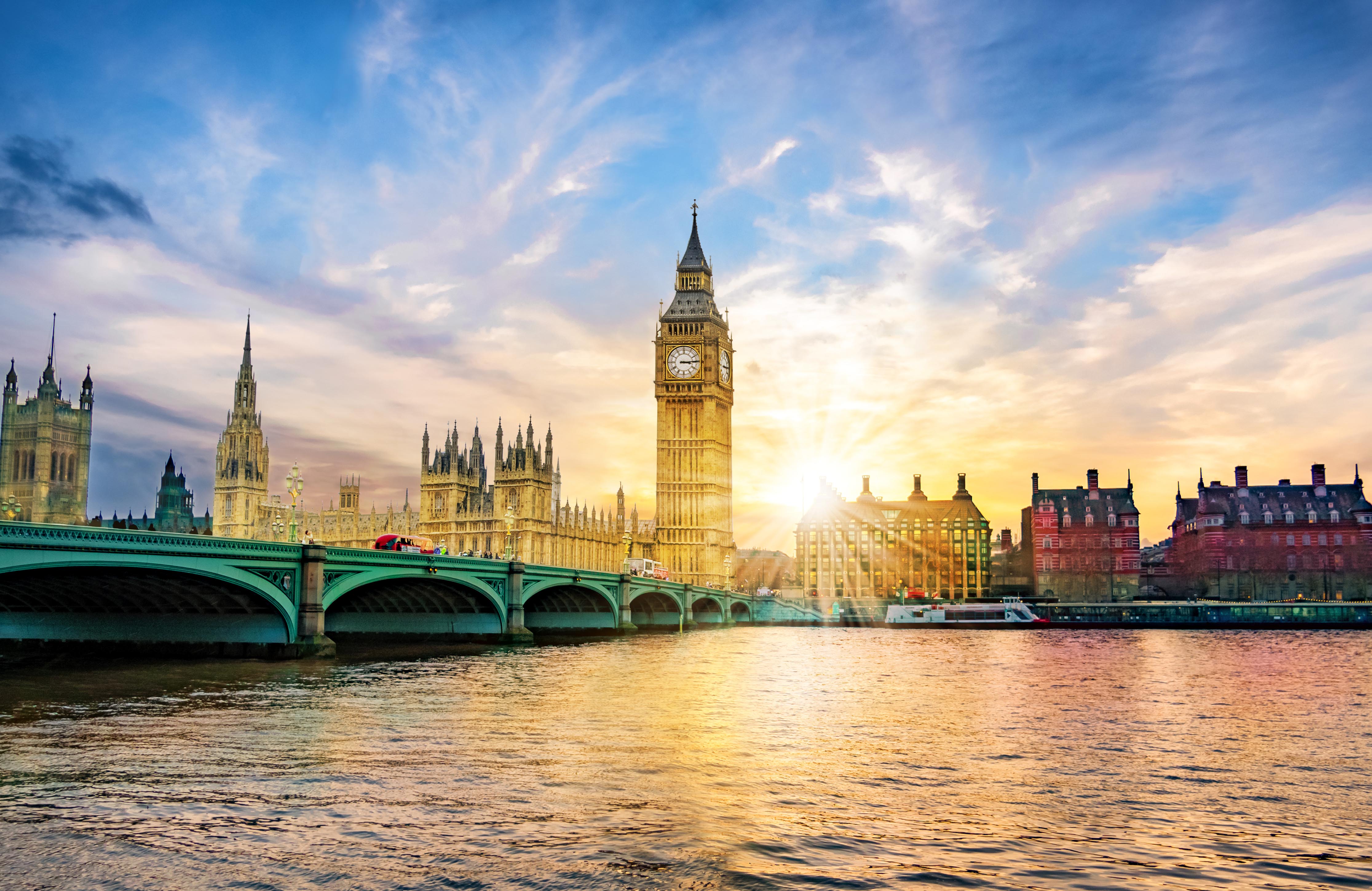 Discover London: Thames River Evening Cruise Experience