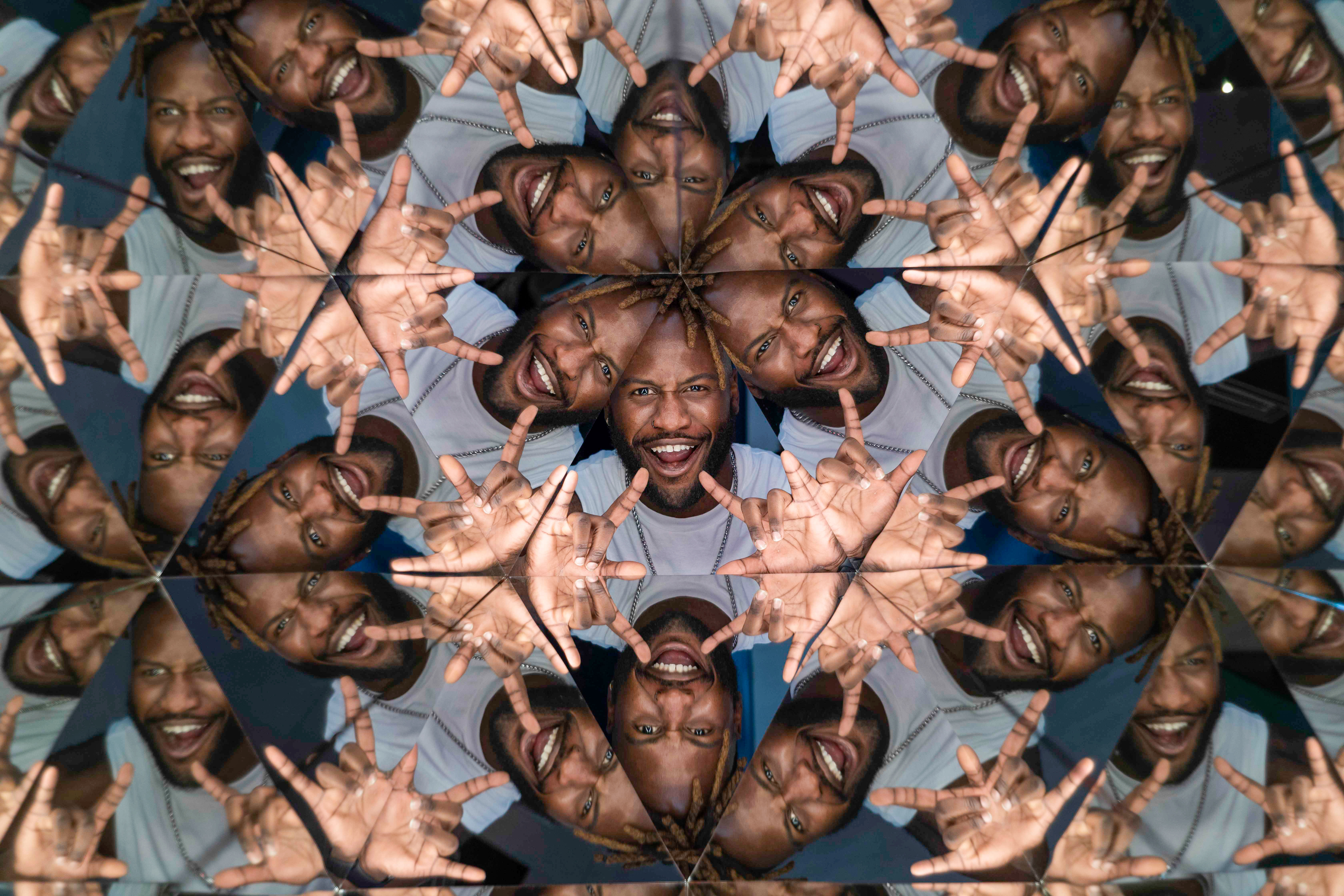 Das Gesicht eines Mannes spiegelt sich in einem Kaleidoskop