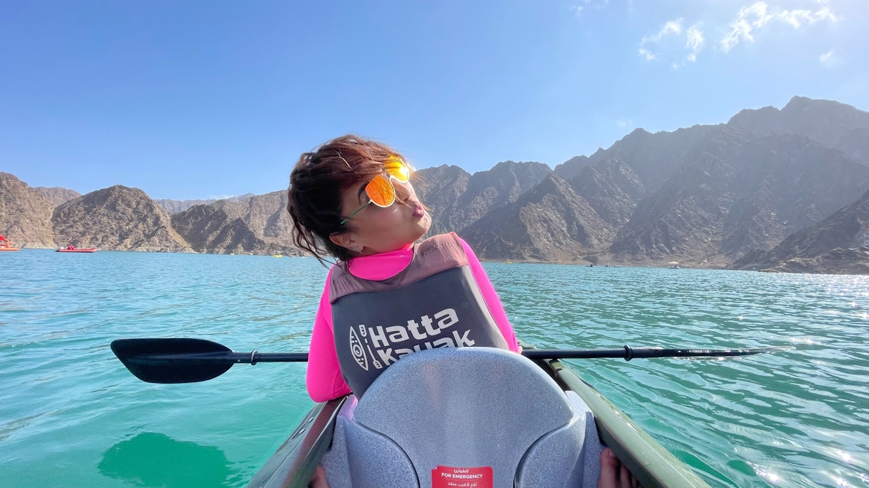 Hatta Dam with turquoise waters surrounded by rugged mountains, Dubai to Hatta tour.
