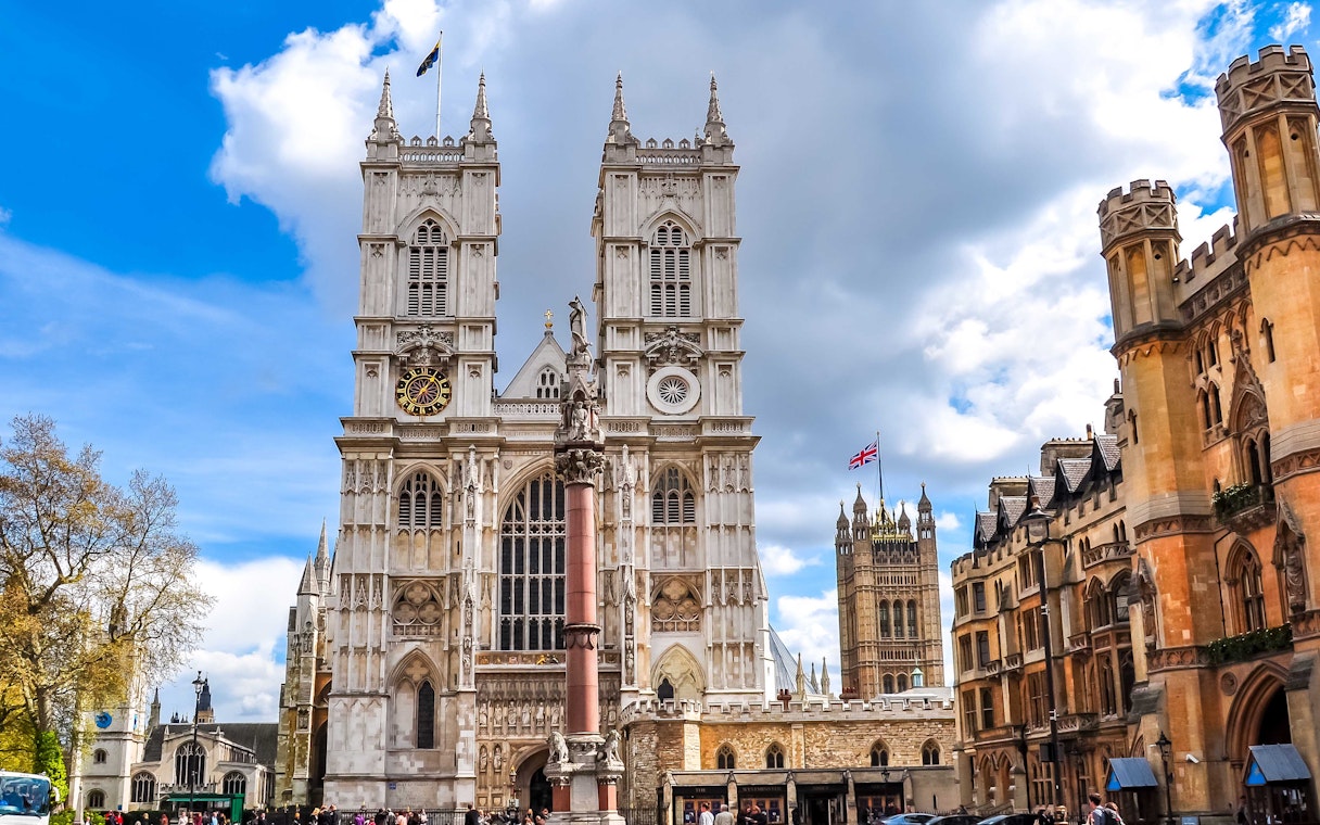 Westminster Abbey with tourists, part of the Hop-on Hop-off London Green Kids’ Route.
