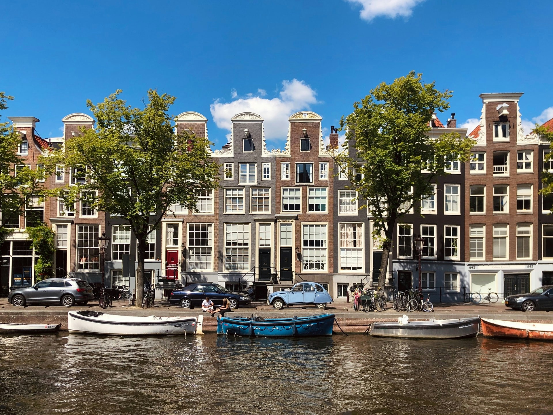 Canal view with boats and historic buildings in Amsterdam's Negen Straatjes.