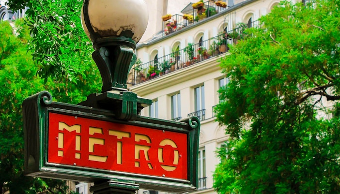 Visita Louvre de metrô