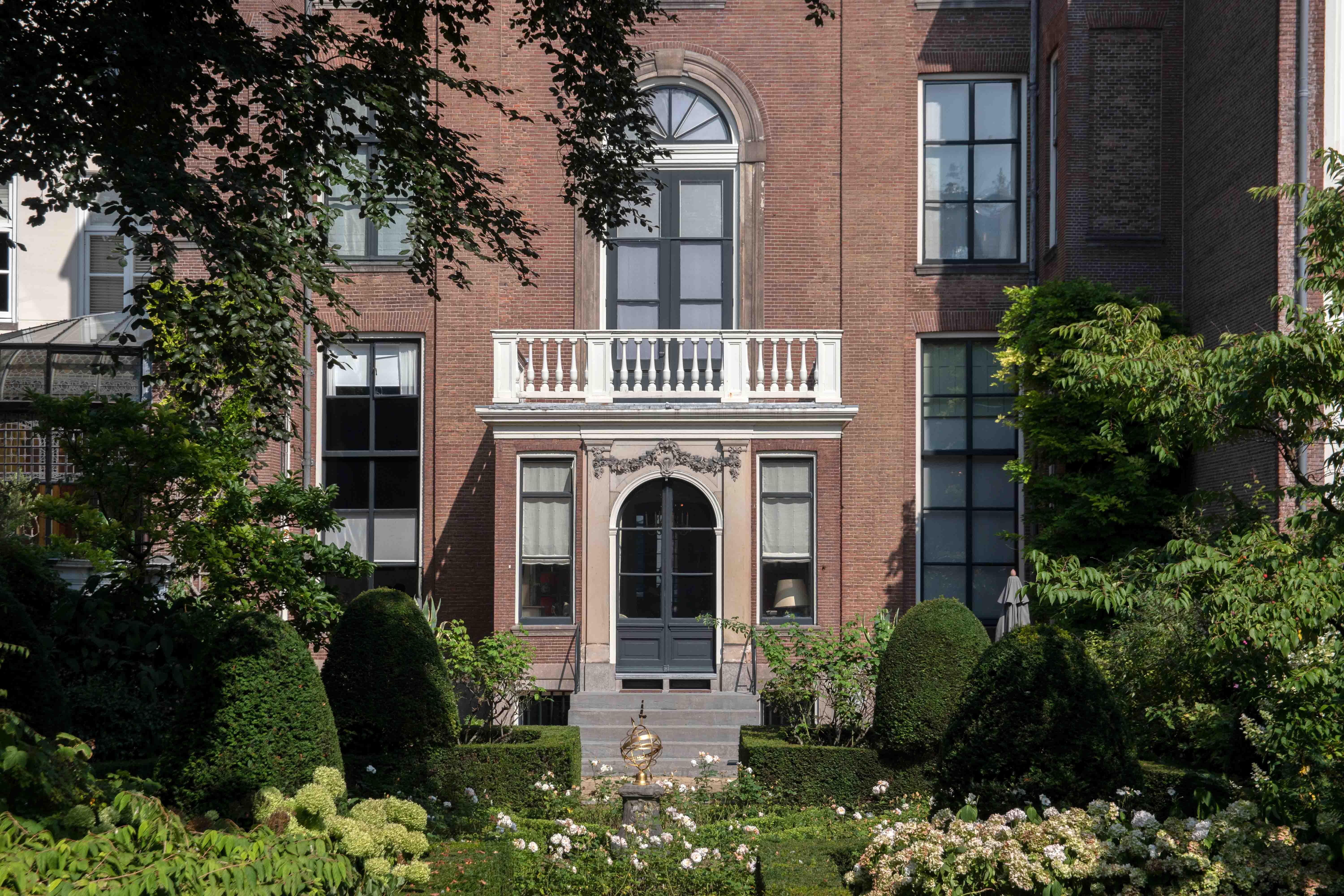 Museum Van Loon facade with garden, Amsterdam City Card.