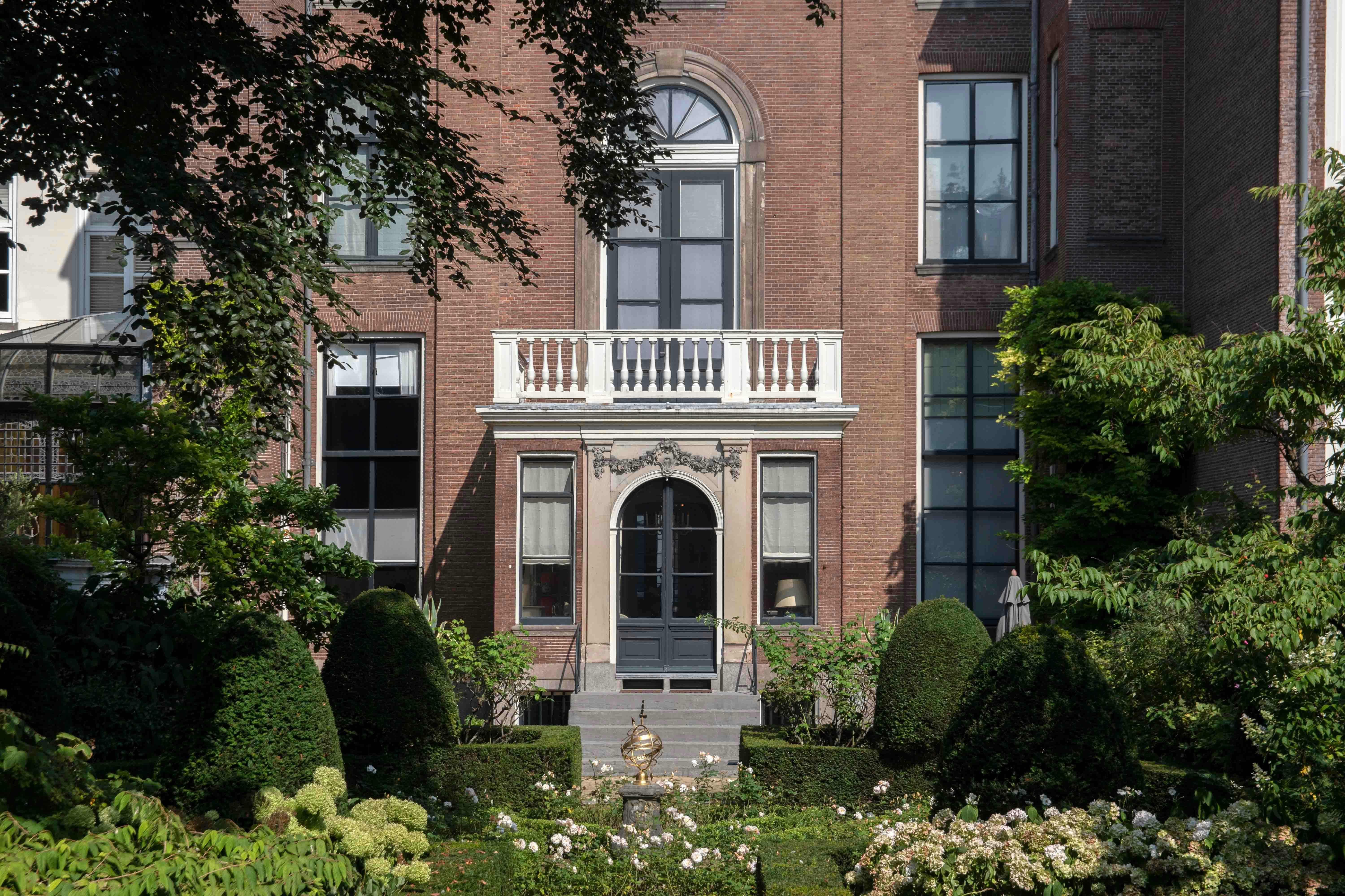 Museum Van Loon facade with garden, Amsterdam City Card.