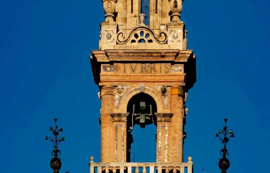 About La Giralda