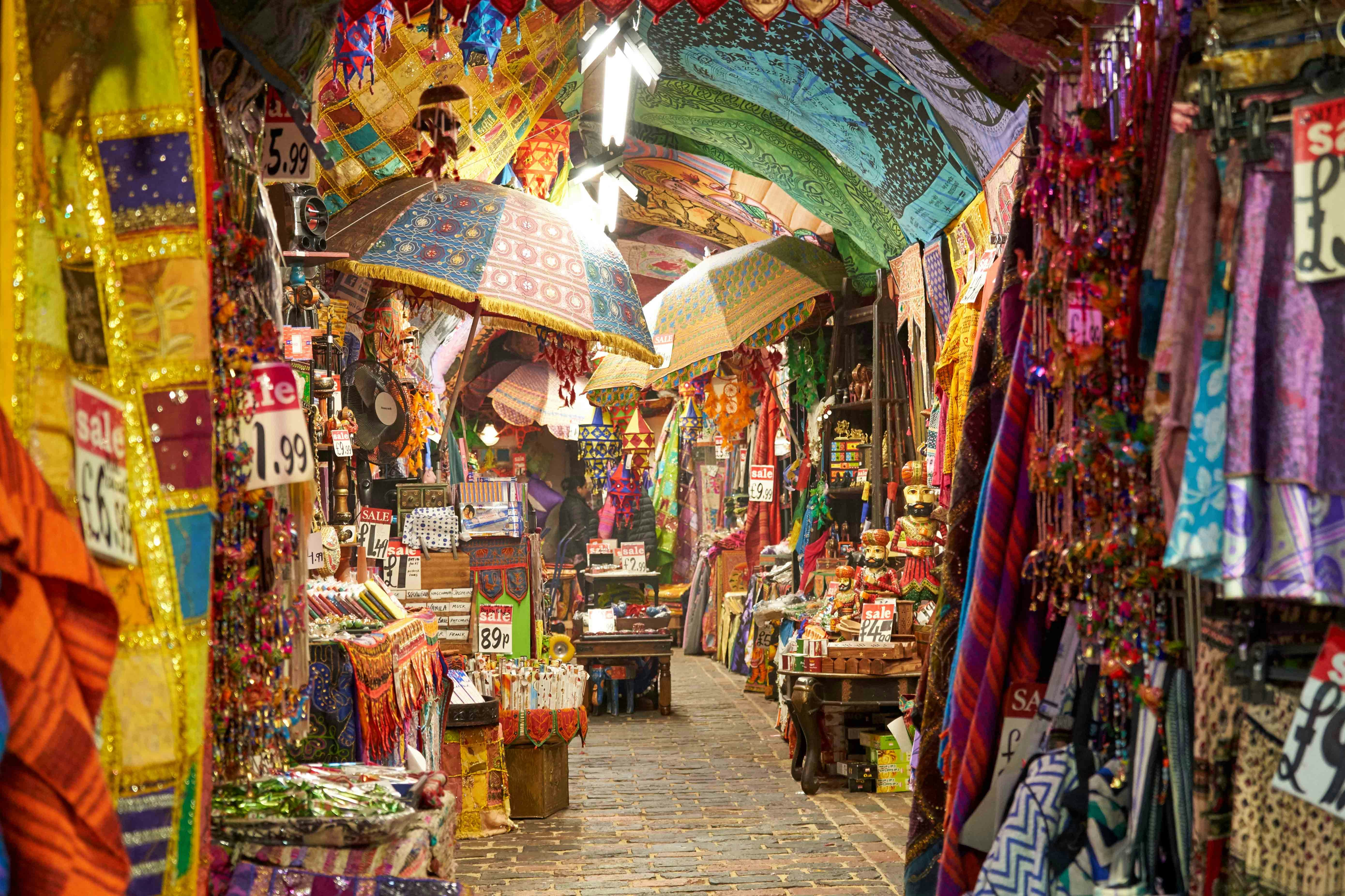 Stände auf dem Camden Market mit Besuchern, die London erkunden.